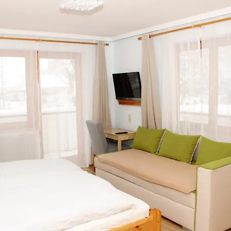 Riverhaus ホームステイ *