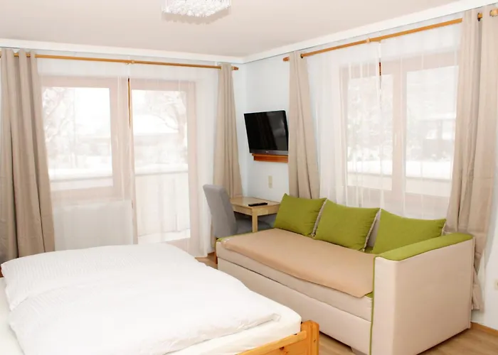 Riverhaus Проживання в сім'ї *